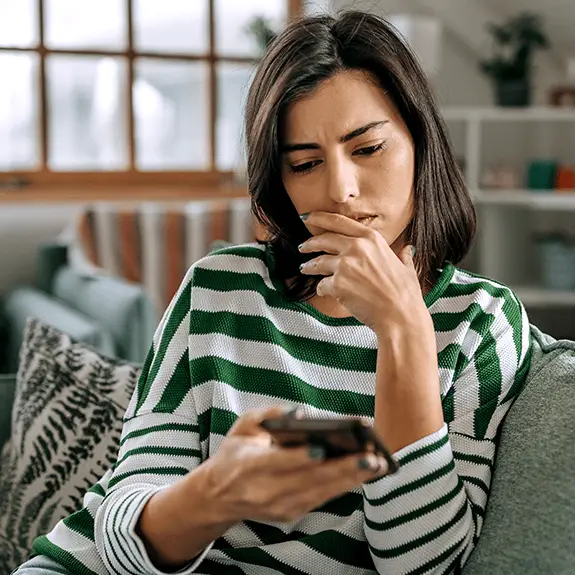 Experts issue warning to WhatsApp users after fraudsters find way to exploit a popular feature