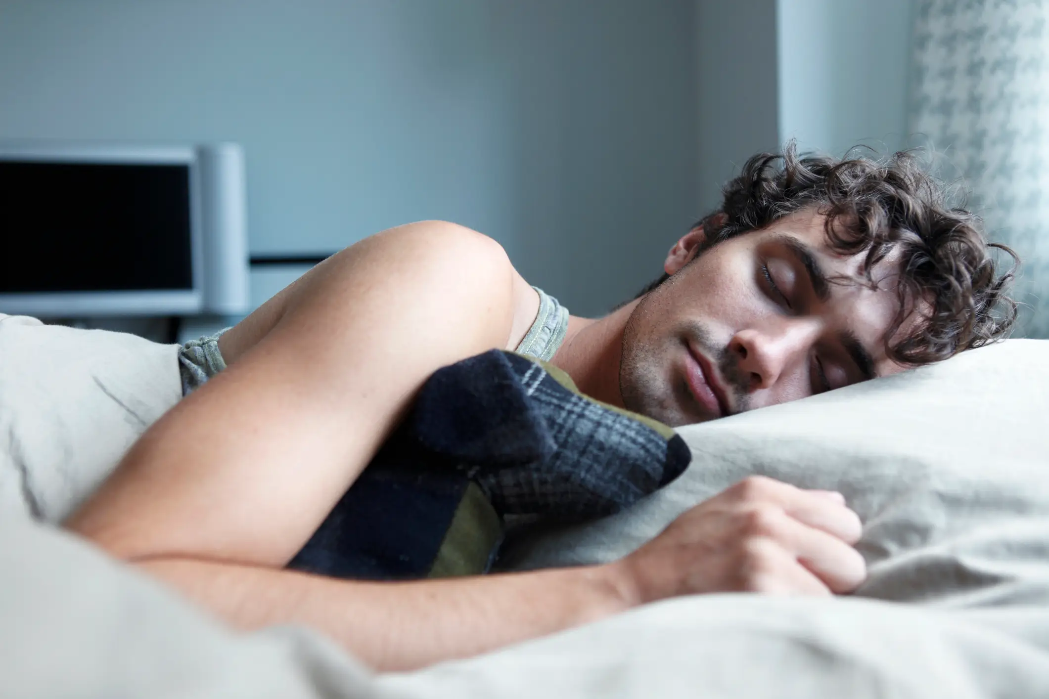 A few simple hacks can help you get those important 40 winks (Tim Kitchen / Getty)