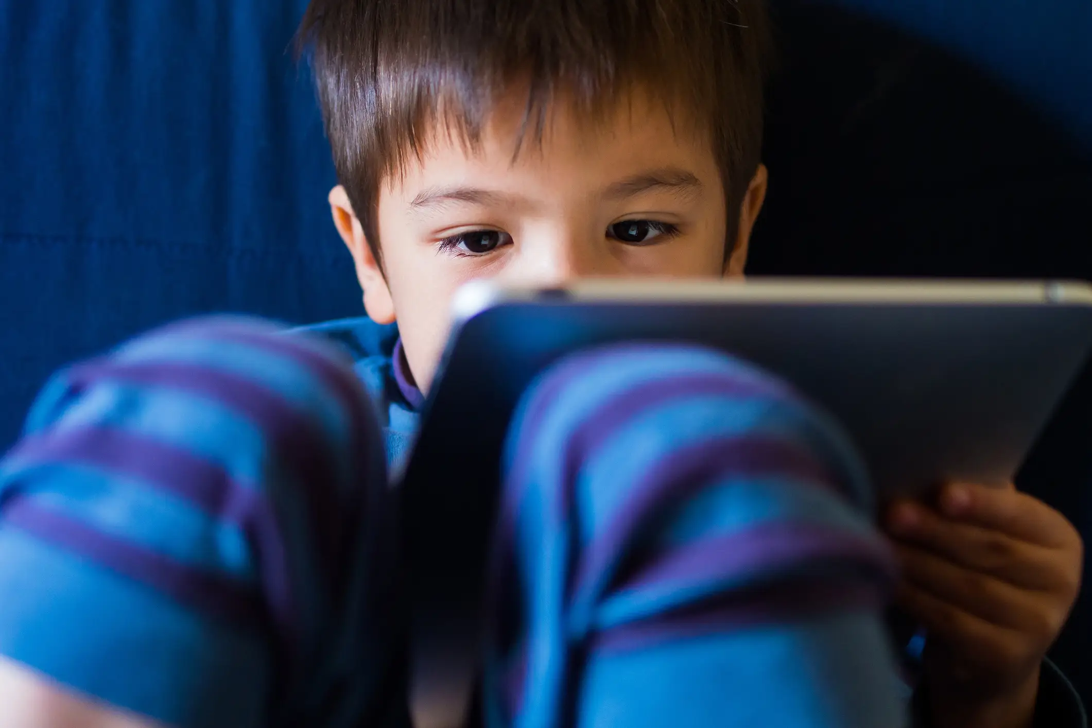 Parents are urged to keep an eye on the screen time of their kids (Sebastien Desarmaux / Getty)