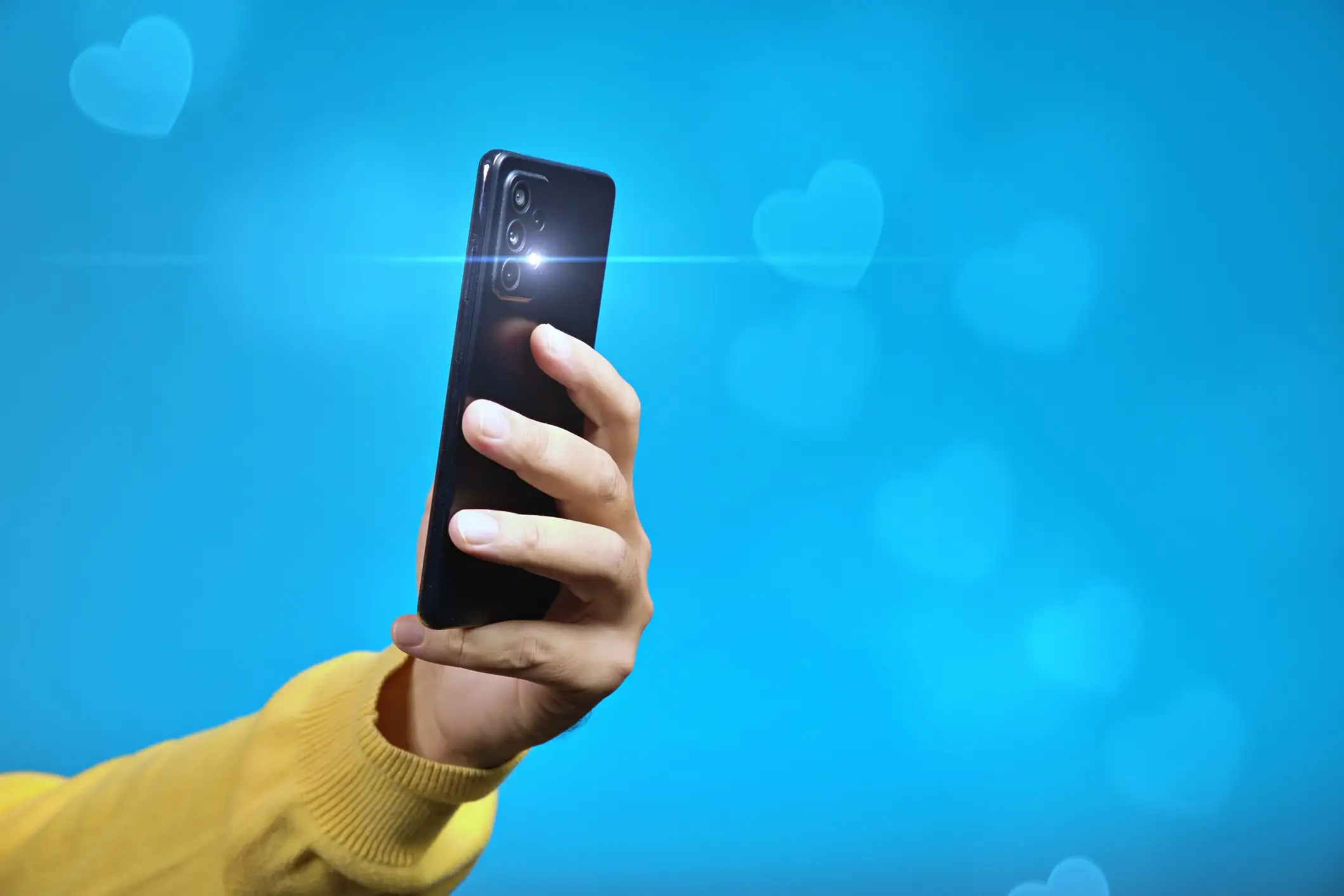 Smartphone flashlights can reach temperatures of 185°F (emtamark/Getty Images)