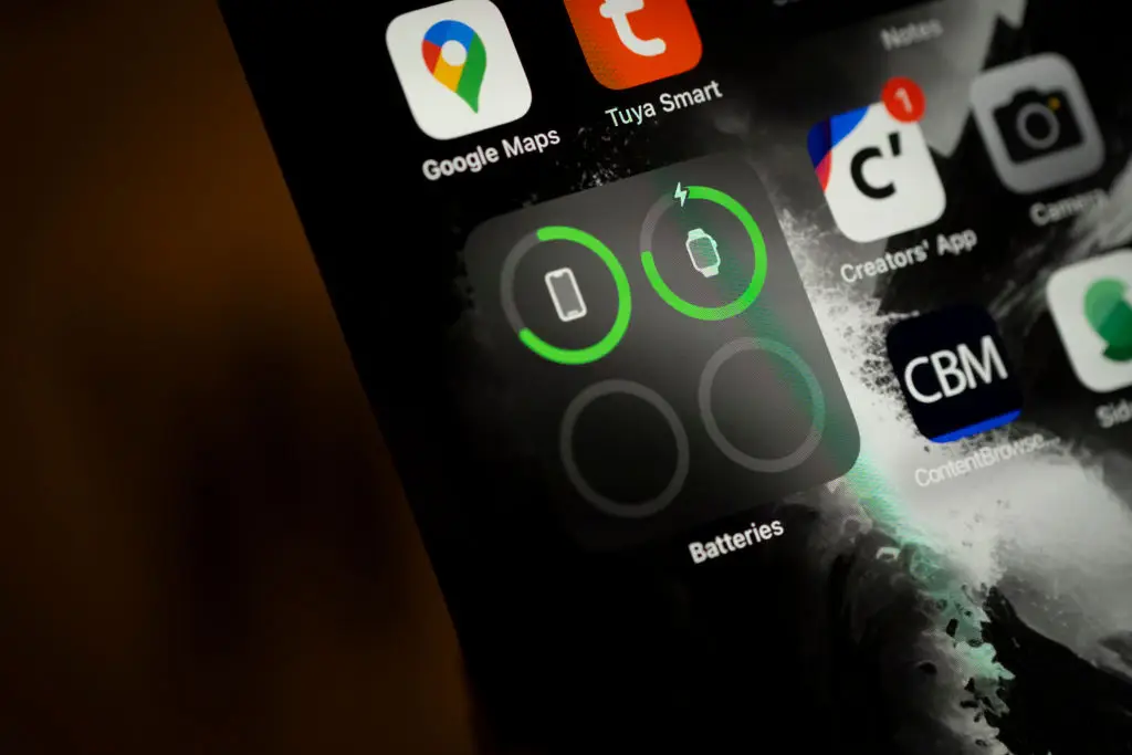 iPhone battery widgets (Getty Images)