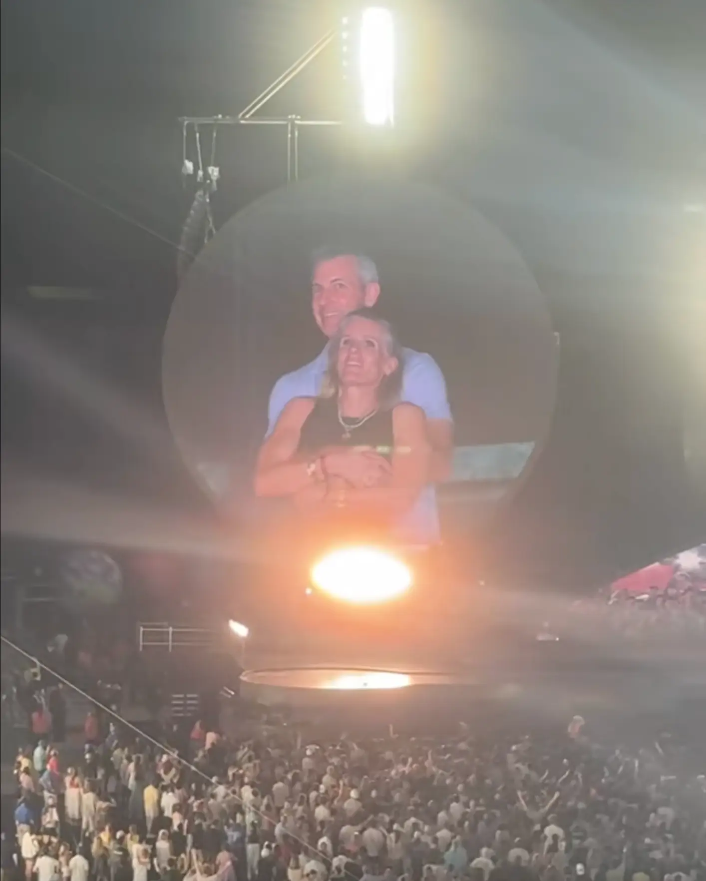 The pair were filmed on the jumbotron at a Coldplay concert (TikTok/@sherylll_)