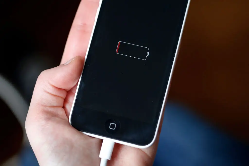 Some iPhone users are complaining that their batteries are draining after updating to iOS 27 (Chesnot/Getty Images)