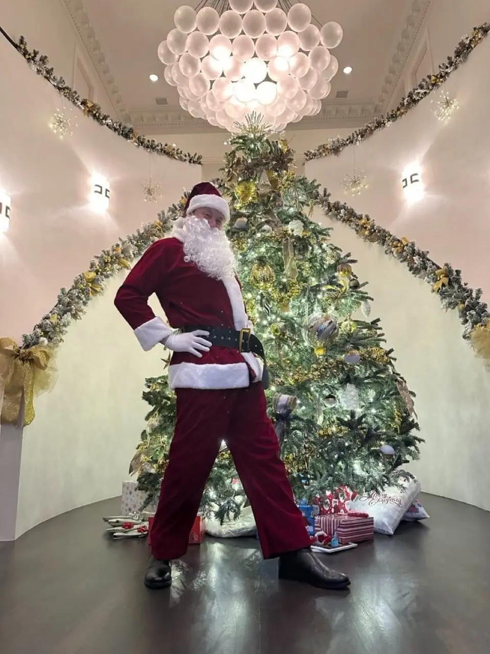 This isn't the first time Elon Musk has dressed up as Santa Claus (Twitter)