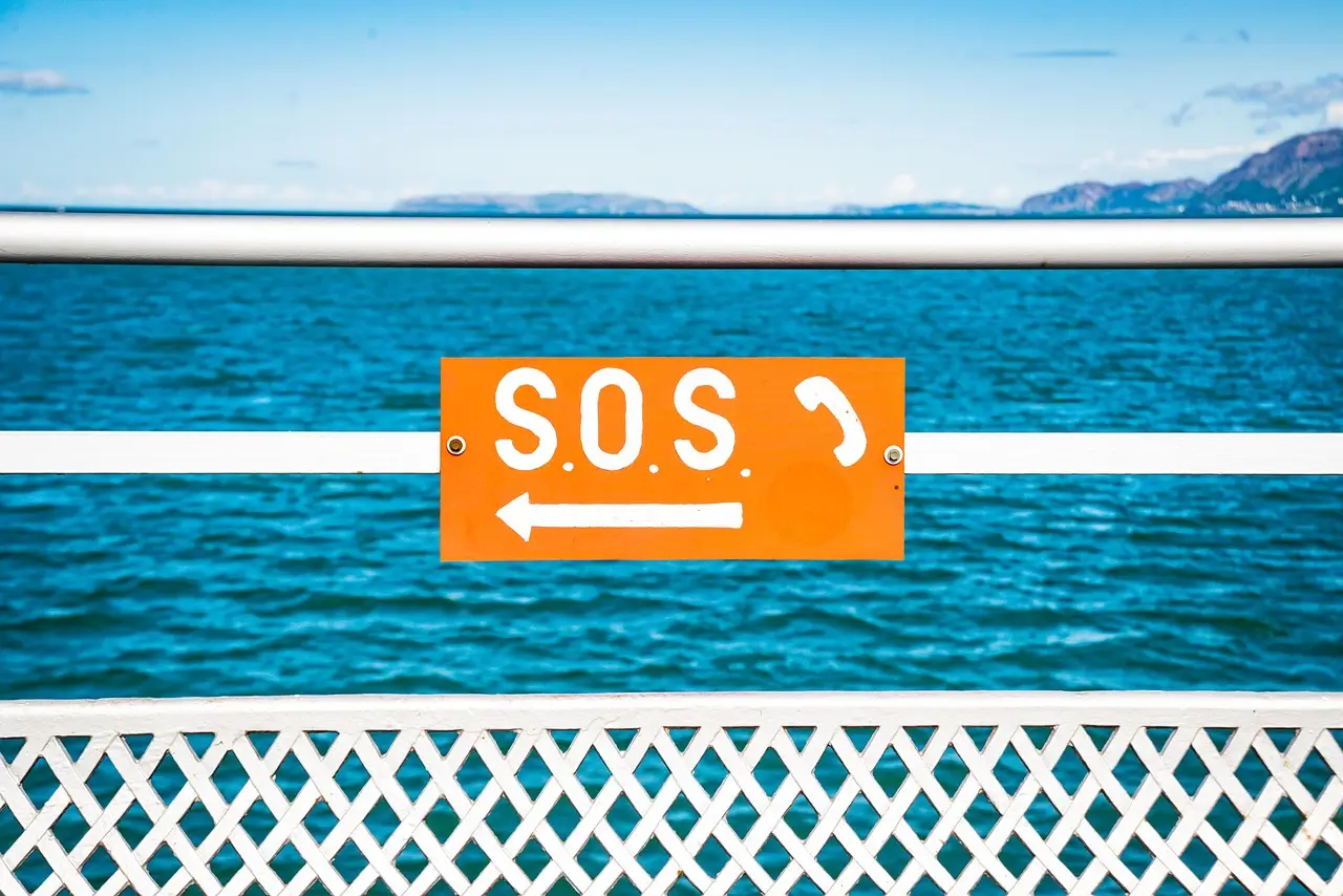 A sign pointing to a phone used for SOS called (Pixabay)