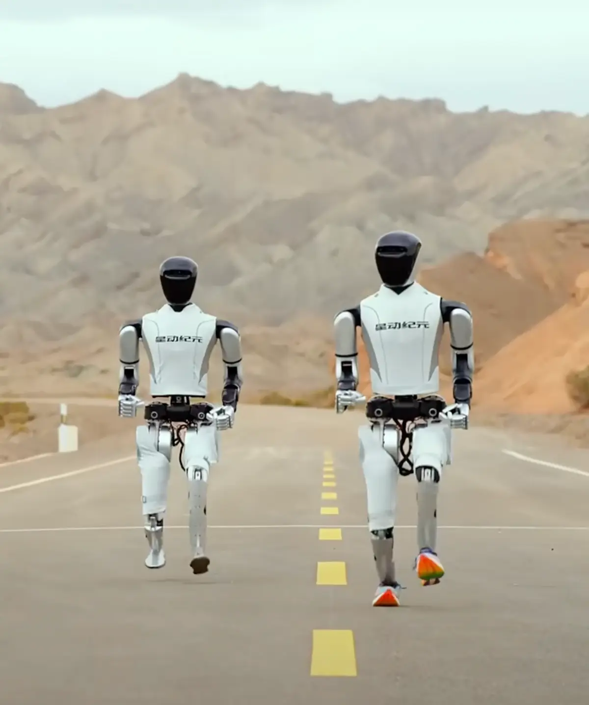 The robot is the fastest in the world (YouTube/@ROBOTERA-pg4ew)