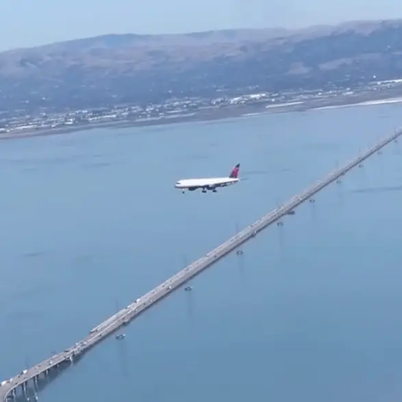 Video of motionless plane ‘stuck’ in the sky has people calling it a ‘glitch in the matrix’