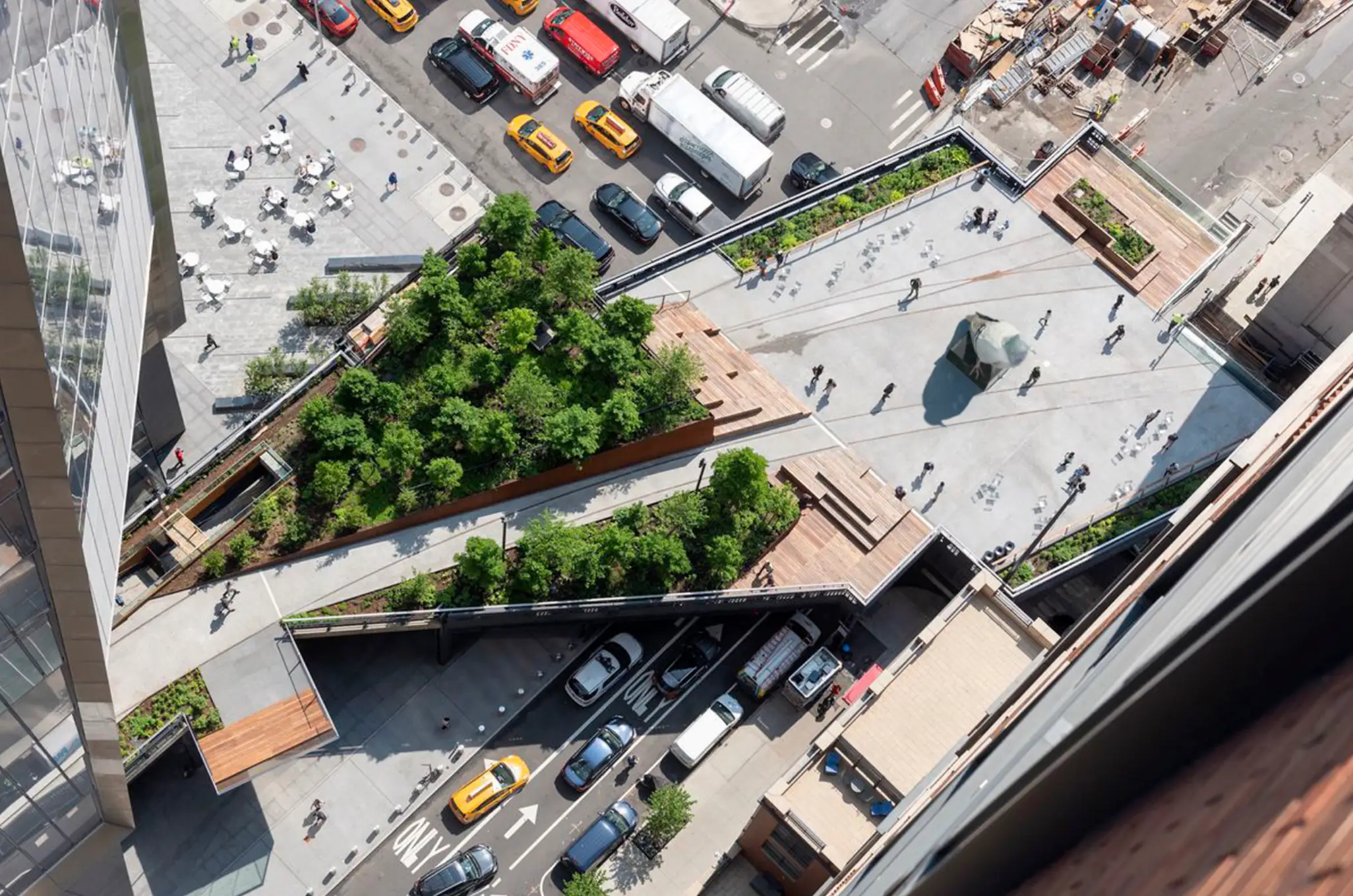A birds-eye view of the installation puts it into perspective... (High Line / Ivan Argote)