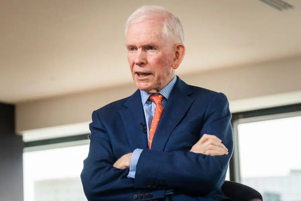 Investment expert Jeremy Grantham warns people to stay away from U.S. stocks, as value is better found elsewhere (Vanessa Leroy/Bloomberg via Getty Images)