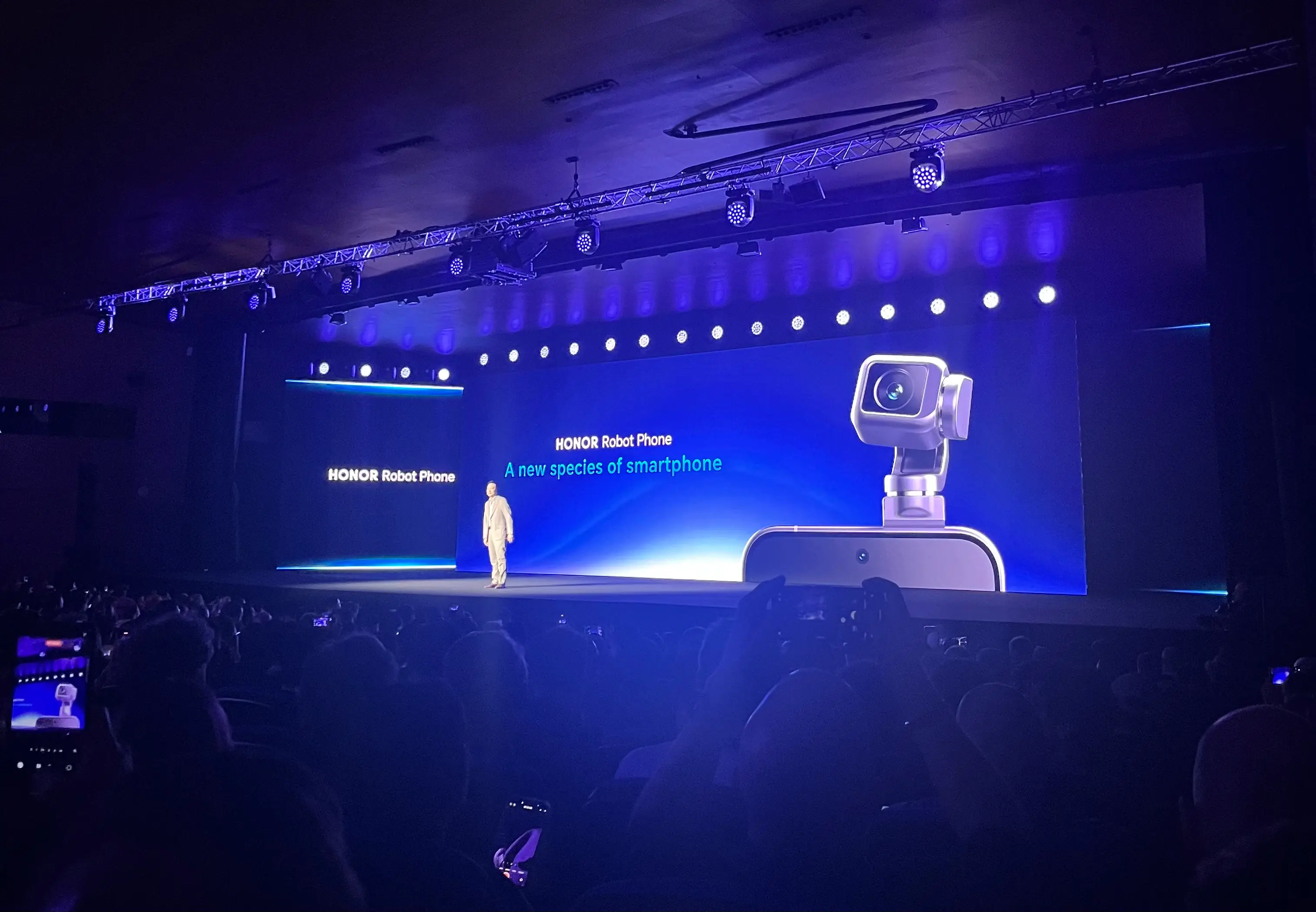 HONOR's Robot Phone will offer its users human-like interactions (UNILAD Tech)