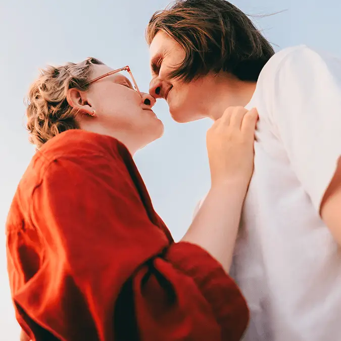 Couple kissing (Yana Iskayeva)