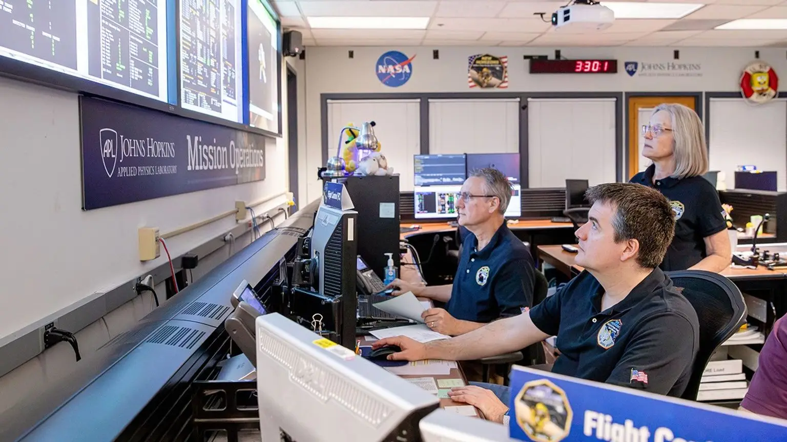 Flight controllers streaming from NASA's New Horizons spacecraft to the mission operations center (NASA)