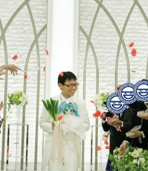 Akihiko Kondo held a marriage ceremony with Hatsune Miku in 2019 / akihikokondosk/ Instagram