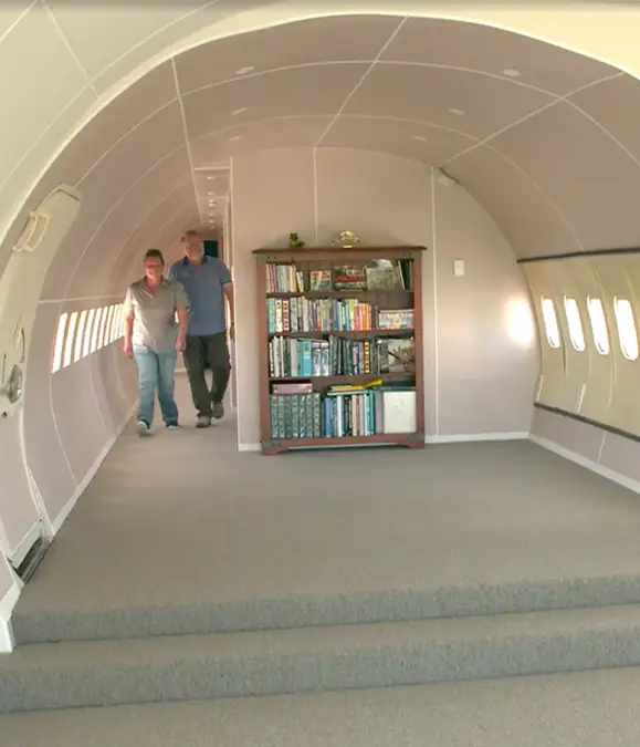 Mugford lives in the one-bed, one-bathroom plane with his wife (1News)