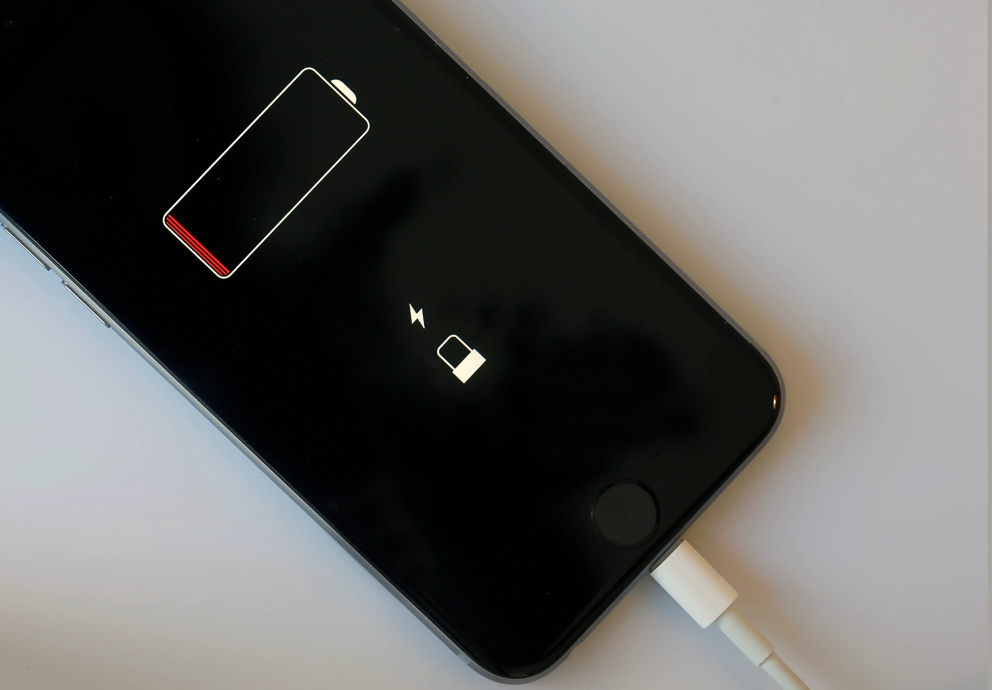 There is a handy trick to fix your iPhone battery (Chesnot/Getty Images)