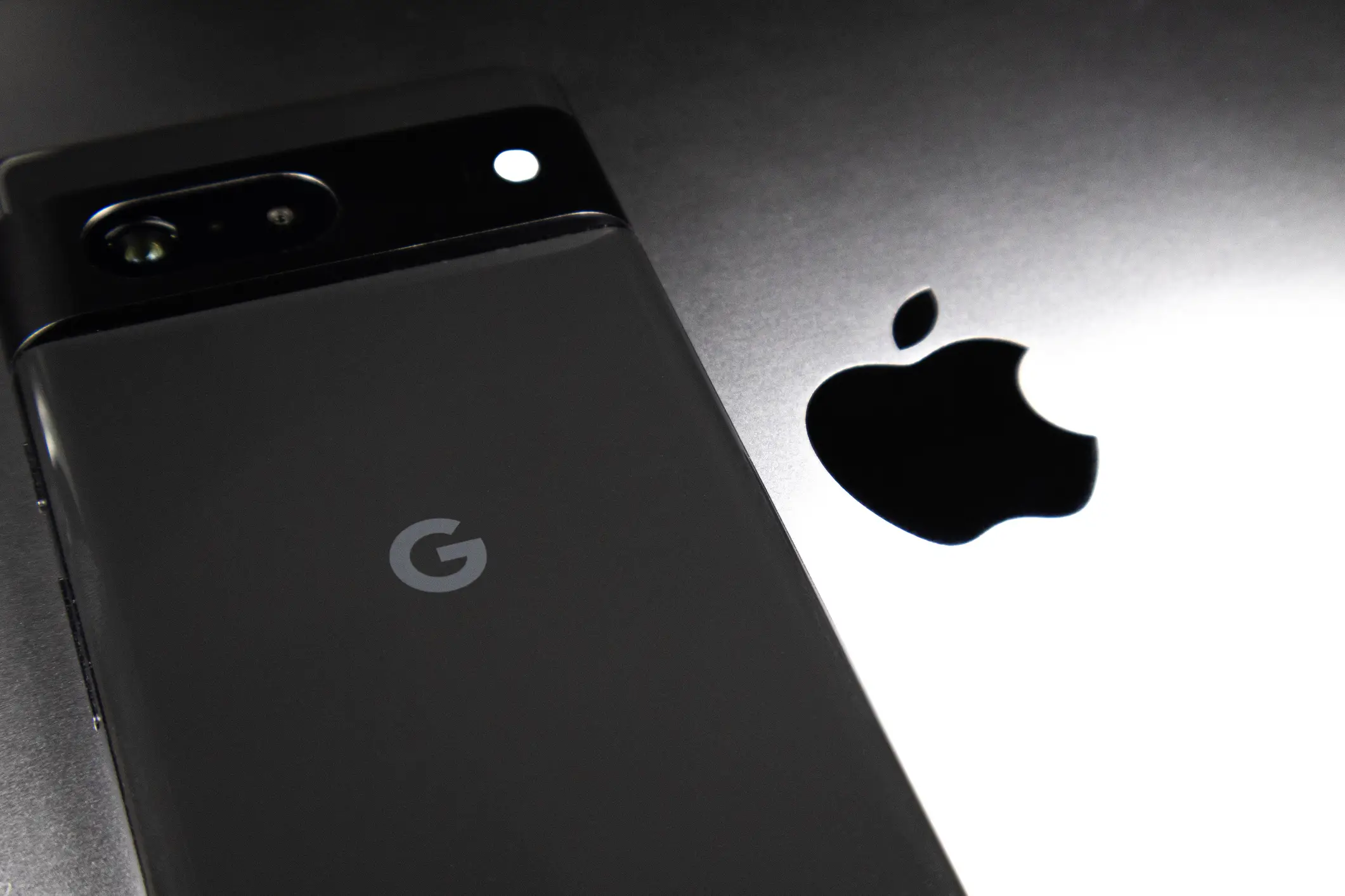Google's new Pixel is not-so-subtly throwing shade at Apple for replicating its ideas. (Vadym Plysiuk / Getty)
