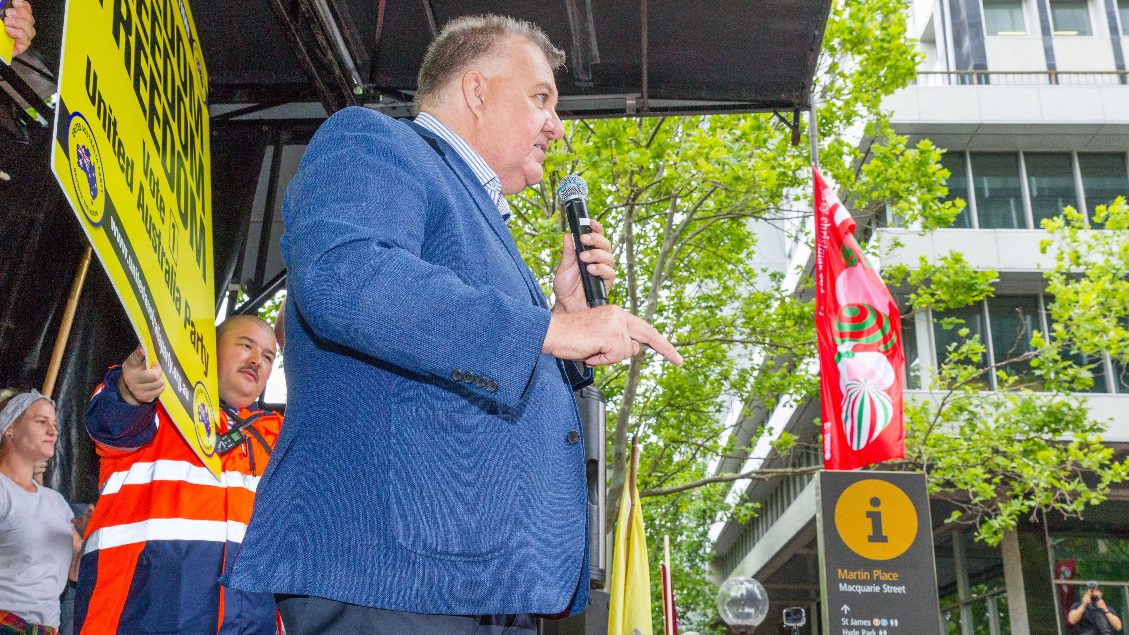 ​Rogue MP Craig Kelly Lets Anti-Vax Protestors Into Parliament House 