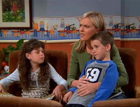 Elaine Hendrix guest starred in Friends. (