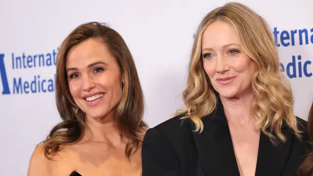 Jennifer Garner baffles fans with bizarrely violent admission she wants to 'wipe the floor' with Judy Greer in a 'physical fight'