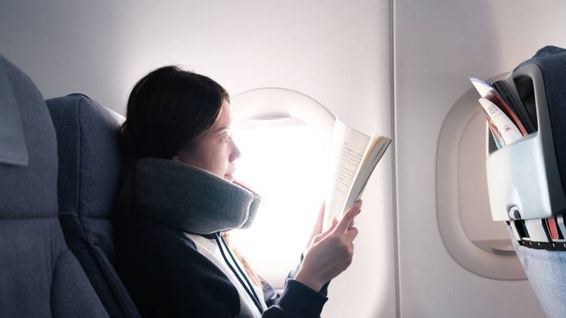 Pilot explains why there are tiny holes in every plane window